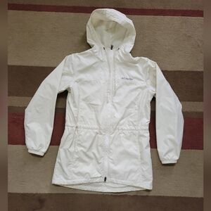 Just like new!! Columbia women's light weight jacket.